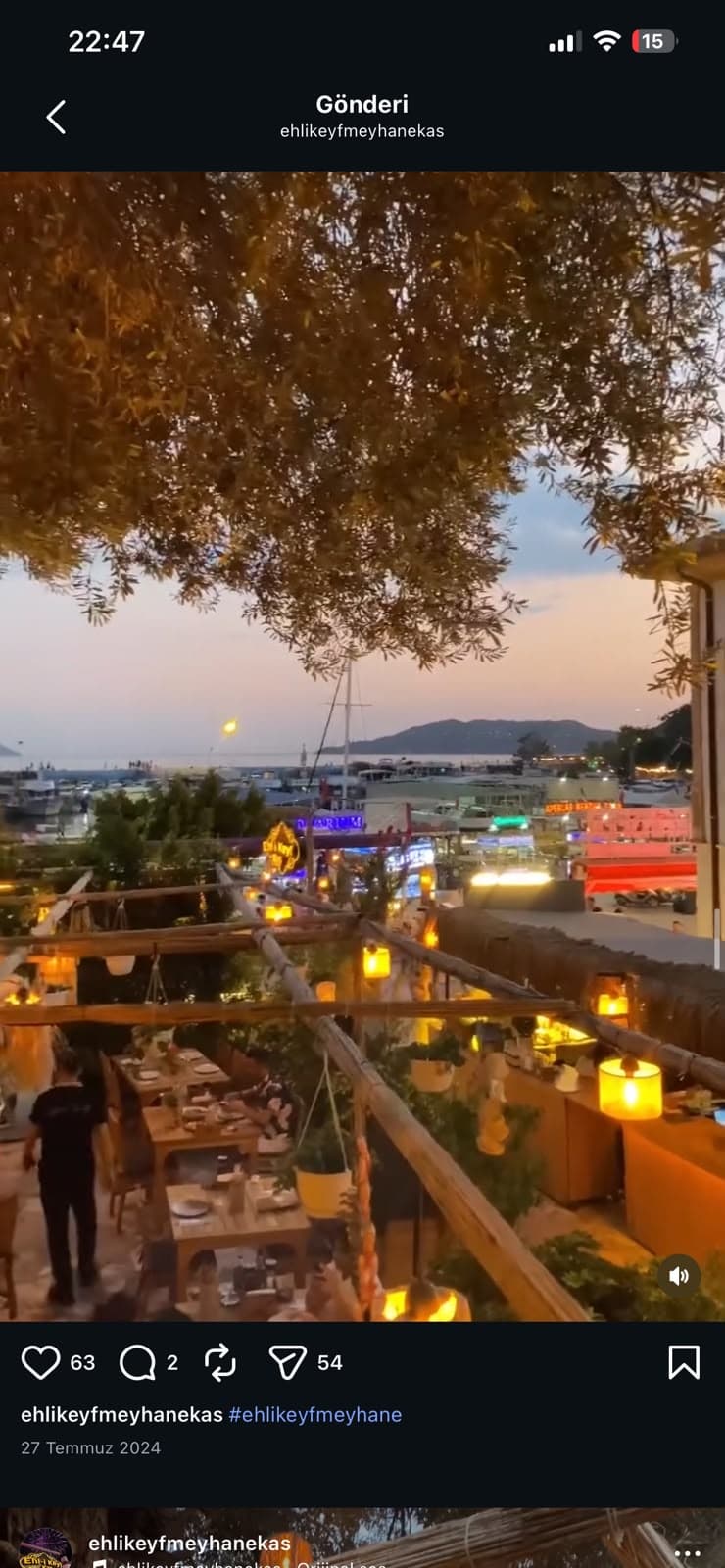 Kaş bahçesinden günbatımı manzarası, sıcak amber gökyüzü
