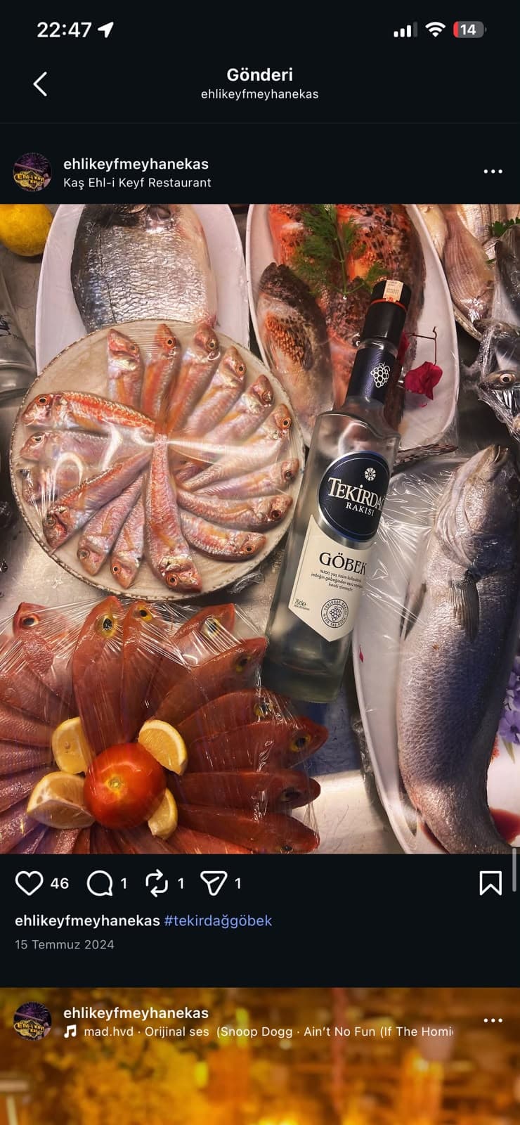 Geleneksel meyhane sofrasında rakı bardağı ve buzlu tabakta günün balığı